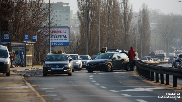 Kolizja dwóch samochodów na ulicy Sczanieckiej w Szczecinie. Kierujący Dacią i Volvo zderzyli się w pobliżu wiaduktu i przystanku autobusowego.