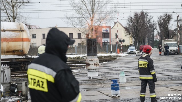Ruch kolejowy między Dąbiem a Szczecinem Głównym został przywrócony. W czwartek, po dwóch dniach wypompowywania amoniaku z wykolejonych cystern, pociągi wróciły na trasę.
