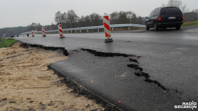 Kilometr za milion. Urząd Marszałkowski w Szczecinie przeznaczy w tym roku 24 miliony złotych na remonty dróg wojewódzkich, a dokładniej na remont 25 kilometrów tych dróg.