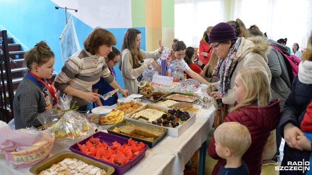 Kilkadziesiąt osób chce pomóc 7-letniemu Kubie choremu na białaczkę. Do Szkoły Podstawowej nr 37 w Szczecinie przyszli potencjalni dawcy szpiku, żeby się zarejestrować.