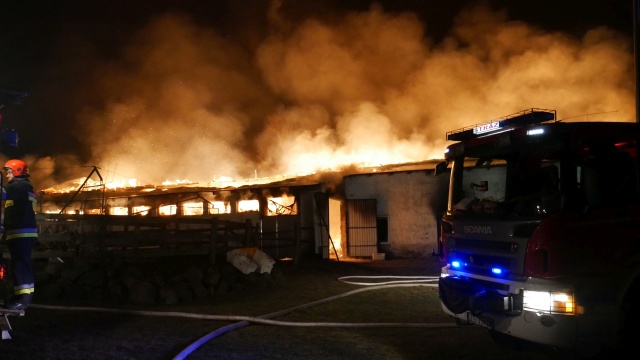 Najpotrzebniejsze rzeczy dla właścicieli zniszczonych budynków i dla zwierząt ślą stadniny koni z całego kraju. Do pomocy przyłączyli się też samorządowcy.