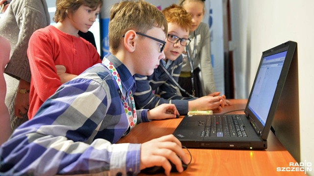 Najmłodsi programiści rywalizowali o tytuł mistrza kodowania w Szczecinie. 30 uczniów szkół podstawowych m.in z Warszawy i Poznania wzięło udział w konkursie Kodować każdy może.