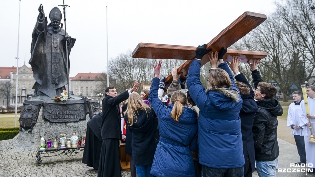 Pielgrzymi z Europy, ale także z Kanady, Meksyku, Brazylii czy Kolumbii przyjadą do Szczecina i regionu przed Światowymi Dniami Młodzieży. Do tej pory zgłosiło się ponad trzy tysiące osób. Archidiecezja Szczecińsko-Kamieńska jest gotowa przyjąć dwa razy więcej.