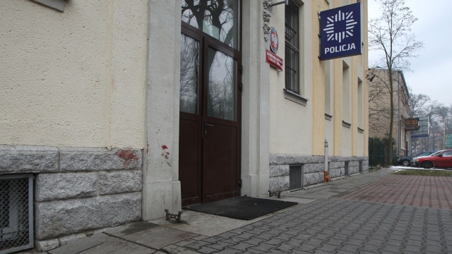 Szczecińskie Centralne Biuro Śledcze opublikowało komunikat w sprawie krwawego morderstwa w Dąbiu. Zginął mężczyzna, czterech mężczyzn zaatakowało go siekierą i maczetami. Według CBŚ, poszło o pieniądze.
