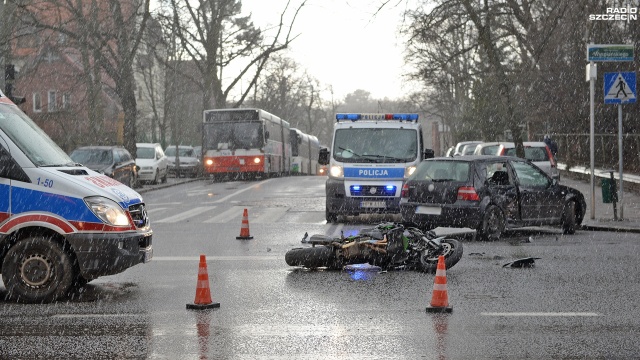Po godz. 14 na skrzyżowaniu ulic Piotra Skargi i Monte Cassino motocyklista próbował wyprzedzać i uderzył w jadącego z przeciwnej strony Volkswagena Golfa.