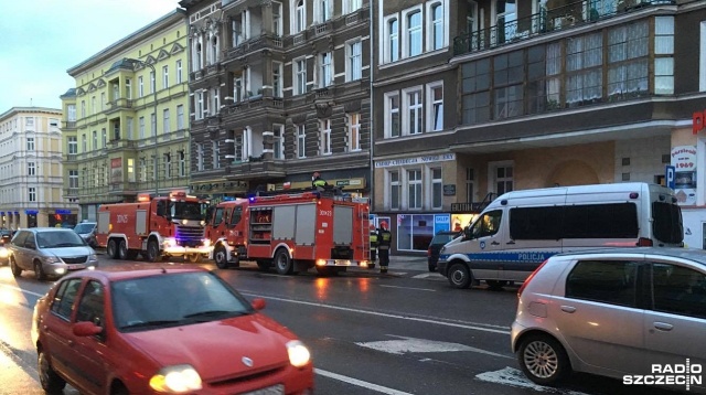 Pożar poddasza przy al. Wojska Polskiego w Szczecinie. Strażacy dostali zgłoszenie po godzinie 16. Ewakuowali z kamienicy osiem osób.