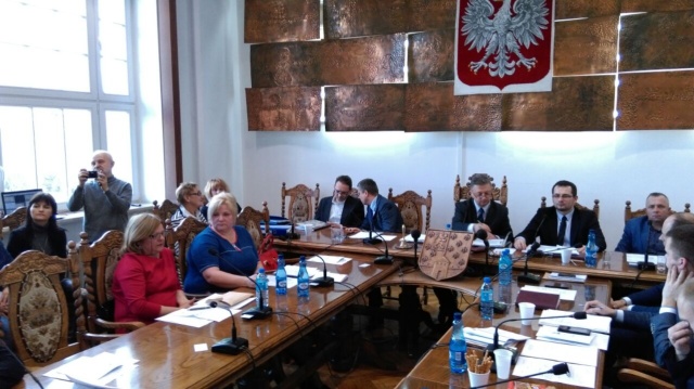 Burmistrz Nowogardu będzie zarabiał najmniej jak to możliwe. W środę przed północą rada miejska większością głosów obniżyła mu pensje z prawie 12 tysięcy złotych brutto o połowę. Na mniejsze wynagrodzenie nie pozwala ustawa o pracownikach samorządowych.