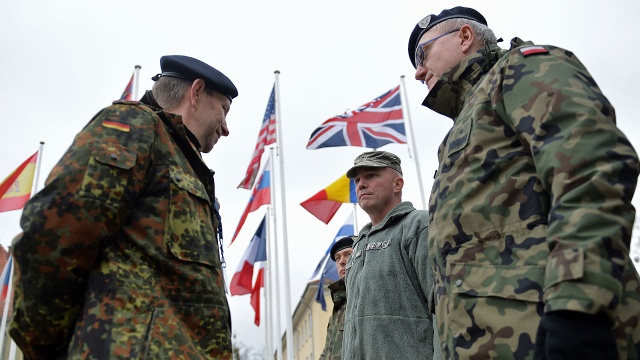 Przygotowania do przejęcia dowodzenia siłami szybkiego reagowania Paktu Północnoatlantyckiego są na dobrej drodze - uważają ambasadorzy reprezentujący Stany Zjednoczone i Wielką Brytanię przy NATO. Wraz z ambasadorem Polski Jackiem Najderem wizytowali w czwartek Wielonarodowy Korpus Północno-Wschodni w Szczecinie.