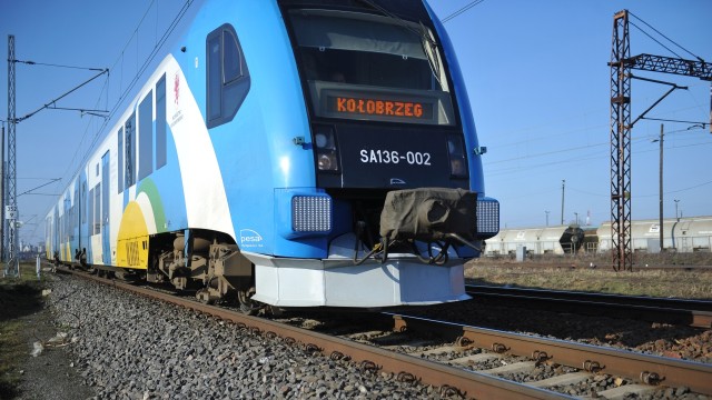 Prezes Urzędu Transportu Kolejowego wydał oficjalny alert w sprawie pękających elementów podwozia w szynobusach PESY. Rozważa wyłączenie z użytkowania około stu wyprodukowanych przez bydgoską firmę spalinowych pociągów. Sprawdziliśmy czy ten problem dotyczy także szynobusów jeżdżących po zachodniopomorskich torach.