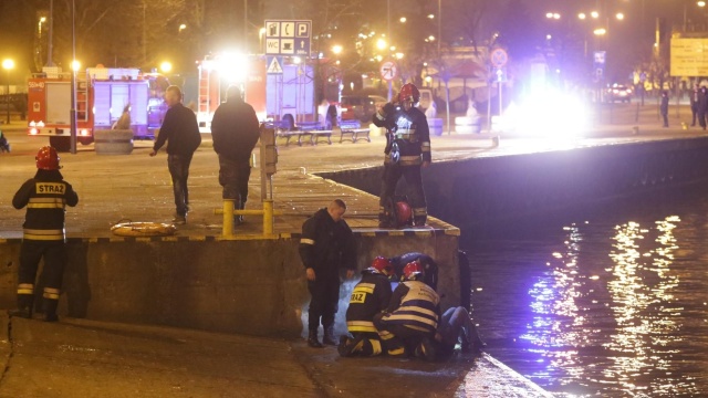 Strażacy uratowali kobietę, która wpadła do kanału portowego w Świnoujściu. Do zdarzenia doszło w sobotę przed godz. 21.