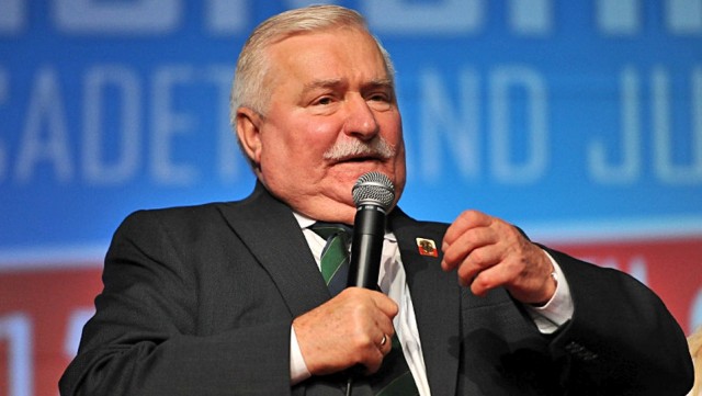 Lech Wałęsa po powrocie do Polski jeszcze nie widział dokumentów, które zostały znalezione w szafie gen. Czesława Kiszczaka, a które mają dowodzić, że były prezydent - jako robotnik stoczni gdańskiej - od grudnia 1970 do 1976 roku dobrowolnie współpracował ze Służbą Bezpieczeństwa.