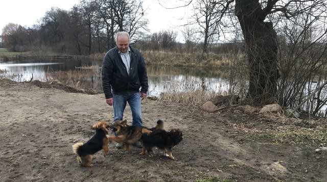 Poszczułem psami kłusowników, bo kradli ryby z mojego stawu. Za karę dostałem mandat - tak utrzymuje pan Roman, właściciel gospodarstwa pod Choszcznem. Mężczyzna zgłosił sprawę Komendantowi Wojewódzkiemu Policji.