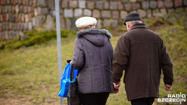 Emerytów i rencistów czeka najniższa od 10 lat waloryzacja. Ich świadczenia wzrosną jedynie o 0,24 setne procenta. Najniższa renta wzrośnie więc o maksymalnie mniej niż dwa złote.