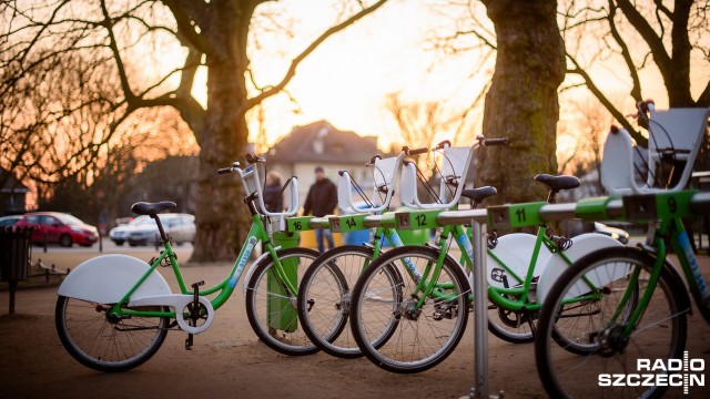 W poniedziałek po południu pracownicy Bike_S zaczęli wpinać 311 rowerów do 34 stacji. Akcja potrwa do wtorkowego poranka.