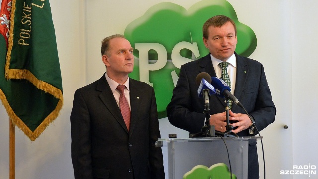 Zachodniopomorski PSL kontra rząd PiS. Punktem zapalnym jest między innymi nowy pomysł na obrót ziemią - to nacjonalizacja, twierdzą ludowcy. Po drugie, szef PSL w regionie wytyka, że pomysły na zmianę prawa dotyczącego energii odnawialnej zablokują rozwój ferm wiatrowych w naszym województwie. Generalnie, współrządzące Polską przez poprzednie osiem lat PSL nie widzi żadnych plusów 100 dni gabinetu Beaty Szydło.
