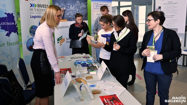 Cel: inspirowanie współpracy biznesu, uczelni, samorządu i studentów. W Szczecinie trwają Targi Peryskop, w Service Inter-Lab na Wydziale Zarządzania i Ekonomiki Usług przy ulicy Cukrowej wystawiło się 70 pracodawców.