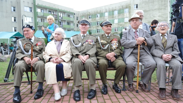 Dodatek do emerytury dla kombatantów w wysokości trzech tysięcy zł miesięcznie oraz 1,5 tys. zł dla małżonków zmarłych kombatantów - zakłada projekt ustawy o zaopatrzeniu dodatkowym dla kombatantów II wojny światowej.