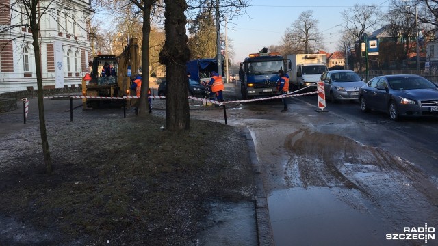 Kolejna awaria wodociągu niemal w tym samym miejscu. Bez wody ponownie jest Katolickie Liceum Ogólnokształcące przy alei Wojska Polskiego w Szczecinie.