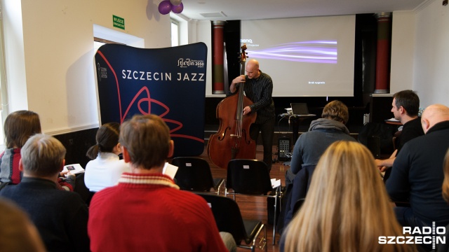 Aby zrozumieć jak grać jazz w Ameryce, trzeba spędzić kilka lat w Nowym Jorku - uważa Joris Teepe. Kontrabasista poprowadził warsztaty, które odbyły się w poniedziałek w siedzibie Szczecińskiej Agencji Artystycznej. To w ramach festiwalu Szczecin Jazz.