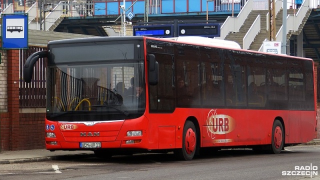 To nie przedłużający się remont torów czy problemy techniczne, a brak niezbędnej zgody na wjazd pociągów do Polski zmusił niemieckiego przewoźnika Deutsche Bahn do uruchomienia autobusowej komunikacji zastępczej.