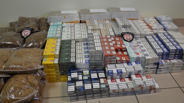 Papierosy i tytoń warte prawie 30 tysięcy złotych zarekwirowali zachodniopomorscy celnicy. To efekt dwóch kontroli: w Świnoujściu i Policach.