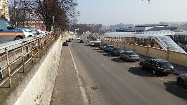 Zarząd Dróg i Transportu Miejskiego w Szczecinie zapowiada remont ulicy Owocowej. Z nowoczesnej, zmodernizowanej kładki dworca PKP póki co wychodzi się prosto na połamany i nieoświetlony chodnik.
