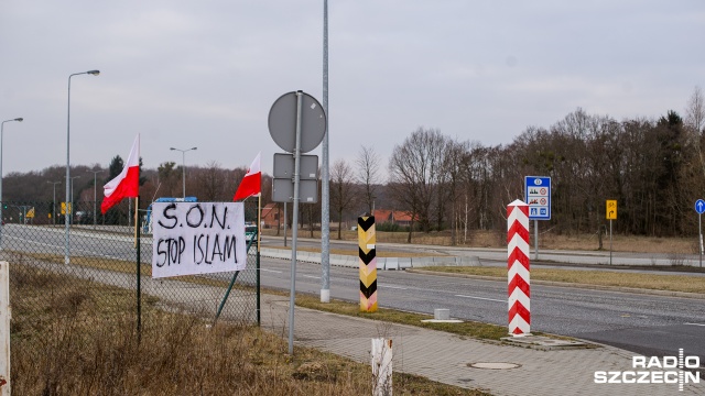 Konkretnie - dwuosobowa straż. Mężczyźni w środę wpadli na pomysł, a w czwartek wywiesili transparent z napisem Stop Islam i dwie polskie flagi na przejściu granicznym w Lubieszynie.