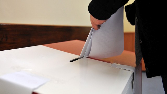 Gdyby wybory odbyły się w marcu, wygrałoby je Prawo i Sprawiedliwość z wynikiem 37 procent - tak wynika z sondażu CBOS.