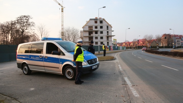 Niemieccy policjanci zatrzymują polskich kierowców w Świnoujściu i Kołbaskowie. W przygranicznych rejonach pojawiły się wspólne patrole niemieckiej i polskiej policji.