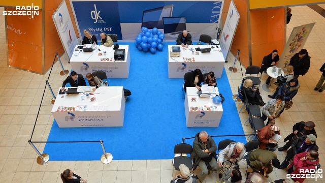 Rozlicz się z fiskusem podczas zakupów - pomogą Ci w tym pracownicy skarbówki, którzy od piątku za darmo wypełniają PIT-y w galerii handlowej Kaskada.