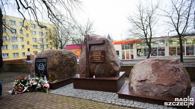 Pomnik poświęcony ofiarom katastrofy smoleńskiej stanie w Nowogardzie. Będzie to wmurowana w kamień tablica z wizerunkiem prezydenckiej pary Lecha i Marii Kaczyńskich.