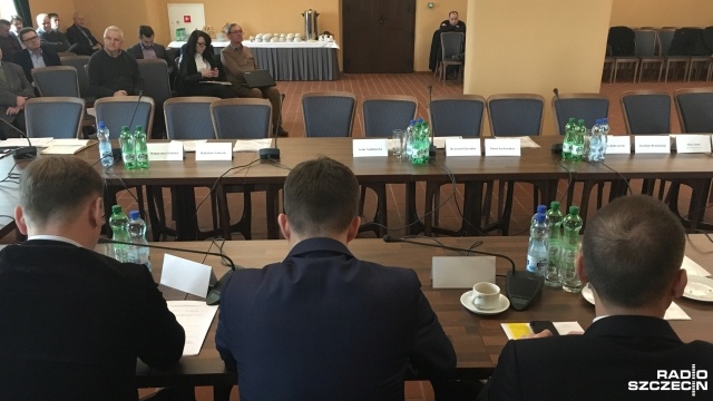 Kto kogo zaprosił, bądź nie i dlaczego w ten dzień a nie inny - czyli awantura o wizytę ministra w Szczecinie i datę jego konferencji, która kolidowała z posiedzeniem zachodniopomorskiego zespołu parlamentarnego. PiS na owe nie przyszedł, bo spotkał się z ministrem. Opozycja z PO mówi o lekceważeniu, a posłowie partii rządzącej odpierają zarzuty i mówią, że to przewodnicząca z PO spotkanie zwołała w ostatniej chwili.