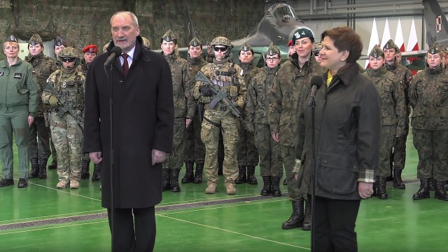 Minister Obrony Narodowej, Antoni Macierewicz ujawnił, że w czasie, gdy był posłem, zgłaszały się do niego osoby, które twierdziły, że były poddawane nielegalnym testom takiej broni.