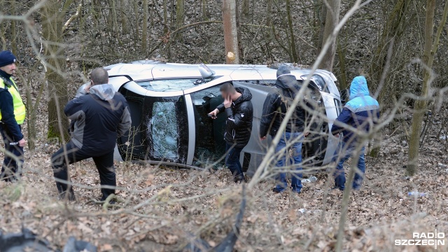 Mercedes i Audi nie zatrzymały się do kontroli niemieckich policjantów na przejściu granicznym w Kołbaskowie. Funkcjonariusze ruszyli w pościg.