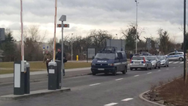 Przed godziną 13 znaleziono tam pozostawioną w szatni teczkę. Istniało ryzyko, że wewnątrz może być ładunek wybuchowy. Kilkaset osób musiało w trybie natychmiastowym opuścić obiekt.