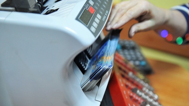 Komisja Nadzoru Finansowego krytycznie o projekcie ustawy prezydenta ws. frankowiczów - informuje Polska Agencja Prasowa. KNF wyliczyła jej skutki i oceniała, że ustawa mogłaby doprowadzić do kryzysu finansowego, czyli zachwiać stabilność banków i prowadzić do utraty zaufania systemu bankowego.