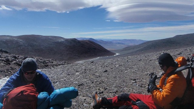 Śmiałek z Lubuskiego zanurkował w najwyżej położonym jeziorze świata na 5990 m n.p.m. Pomagał mu alpinista-filmowiec, Bartosz Wnęk ze Stargardu.
