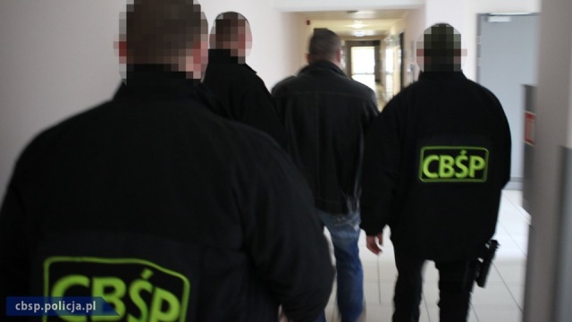 42-latka, który próbował zlecić zabójstwo policjanta z Piły, zatrzymali w Gryficach policjanci CBŚP z Poznania - informują funkcjonariusze w komunikacie. Sąd zadecydował o tymczasowym aresztowaniu mężczyzny na trzy miesiące. Grozi mu dożywocie.
