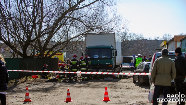 Starsza kobieta zginęła pod kołami ciężarówki na szczecińskich Pomorzanach. Do wypadku doszło w czwartek ok. godz. 12.30 przy ulicy Budziszyńskiej.