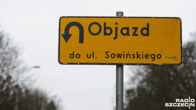 Szczeciński SEC w piątek zamknął część ulicy Głowackiego. Rozpoczną się tam prace przy budowie nowego przyłącza ciepłowniczego. Oznacza to kłopoty dla wszystkich zmotoryzowanych.