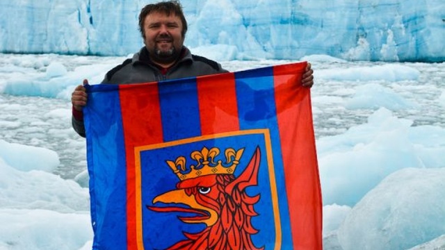 Zwiedzają dziewicze, nietknięte stopą człowieka lodowce Patagonii - szczeciński jacht Wassyl płynie najdłuższą drogą dookoła świata. Pod banderą miasta cumują w niewielkiej wiosce Puerto Eden, tak małej, że nawet na słynnych mapach Google jest tylko sama nazwa.