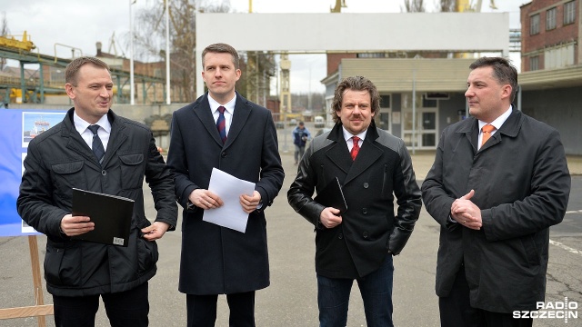 Posłowie Nowoczesnej, Platformy Obywatelskiej i Kukiz03915 przed bramą Stoczni Szczecińskiej poinformowali dziennikarzy, że żadna z firm działających w okolicach Szczecina z branży stoczniowej nie skorzysta z tej ustawy.