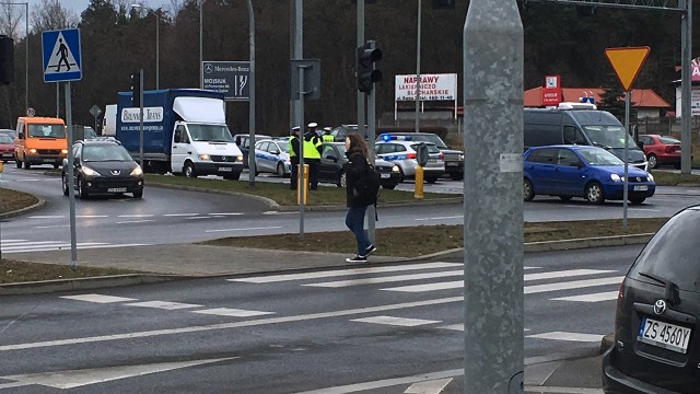 Zderzenie dwóch samochodów ana ulicy Zwierzynieckiej w Szczecinie. To dostawczy Fiat i osobowe KIA.