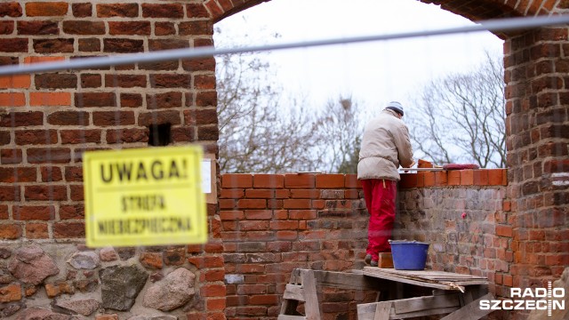 Na kompleksowy remont murów brakuje pieniędzy. Gmina znów musiała podjąć jedynie doraźne prace naprawcze.