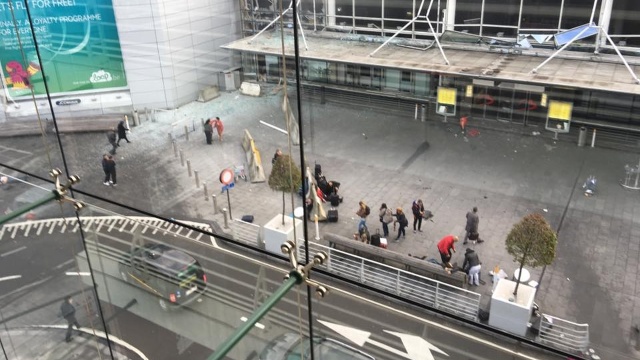 W kierunku lotniska nieprzerwanie jeżdżą karetki, wozy strażackie i policja - relacjonuje europoseł Bogusław Liberadzki, który przebywa obecnie w Europarlamencie w Brukseli.