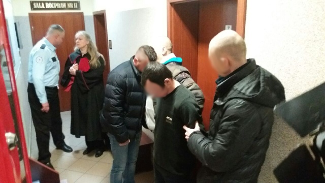 Sąd w Drawsku Pomorskim podjął decyzję o areszcie dla matki i jej partnera, którzy znęcali się nad dziećmi i spowodowali ciężkie uszkodzenia ciała u jednego z chłopców.