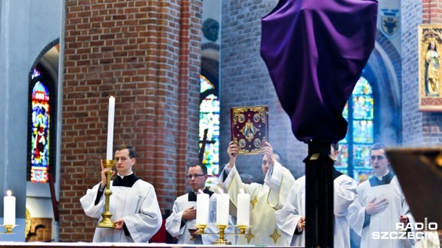 Dziś chrześcijanie zachodni rozpoczynają Triduum Paschalne, czyli trzy święte dni, które są pamiątką Męki, Śmierci i Zmartwychwstania Chrystusa.