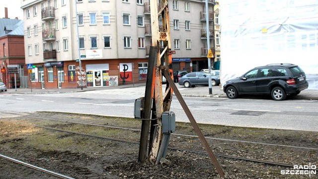 Ekipy remontowe zabezpieczyły w czwartek słup sieci trakcyjnej, który został poważnie uszkodzony przez wykolejony tramwaj.