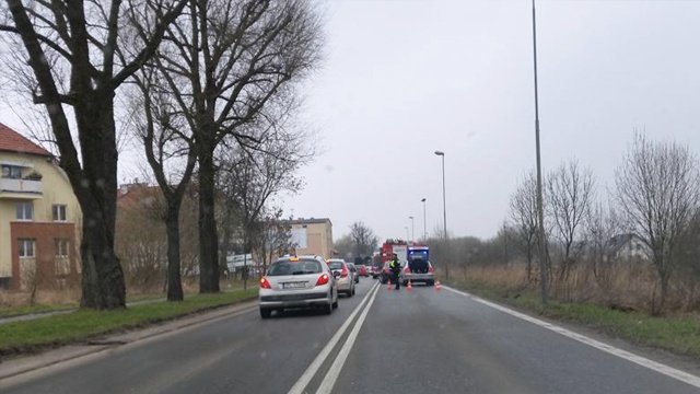 Wypadek na Szosie Polskiej w pobliżu skrzyżowania z ulicą Kolonistów. Po zderzeniu dwóch samochodów osobowych dwie osoby zostały ranne.