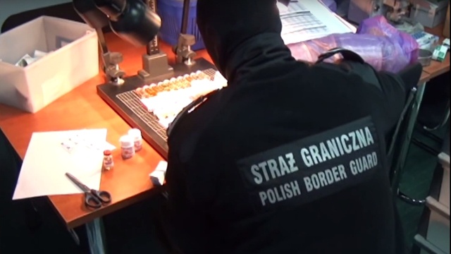Domową fabrykę leków zlikwidowali pod Kołobrzegiem pogranicznicy. Policja zatrzymała w tej sprawie dwóch mężczyzn i kobietę.